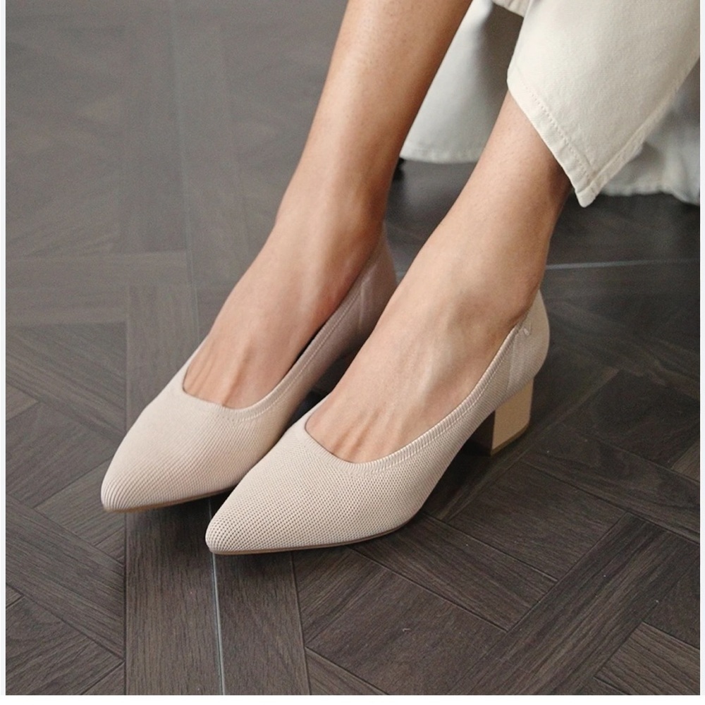 Vivaia Georgia Pointed Toe Stress FREE Chunky Heels Shoe Almond Sz 39 US 8